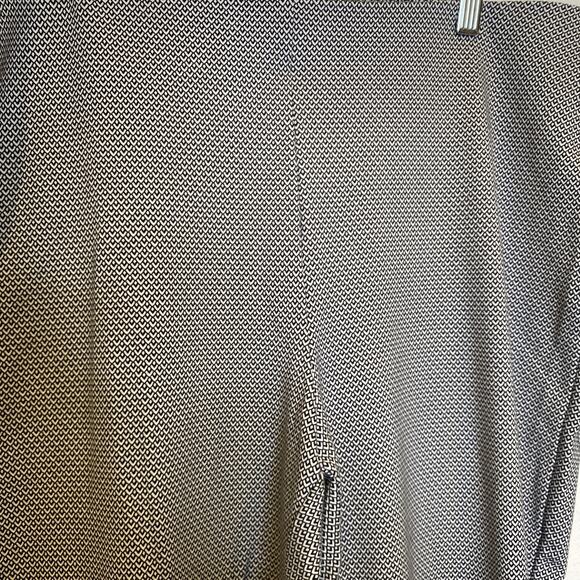 Chico’s Navy/Black White All Over Print Geo Stretchy Ankle Legging EUC Sz 16 - Picture 2 of 11